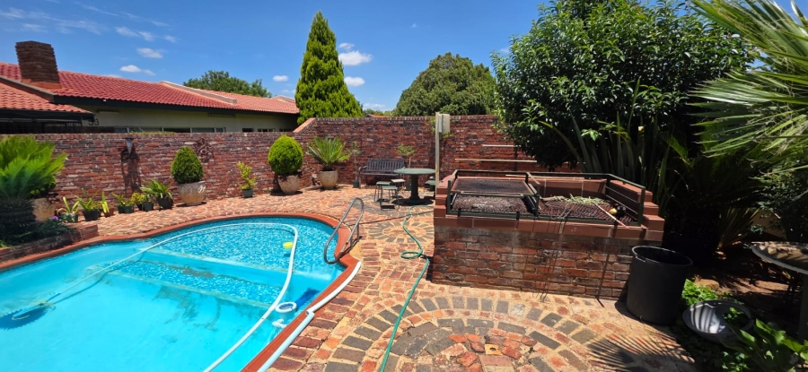 8 Bedroom Property for Sale in Meiringspark North West